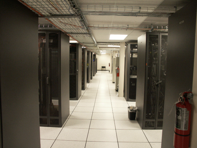 Un datacenter, dans lequel on voit plusieurs baies de serveurs