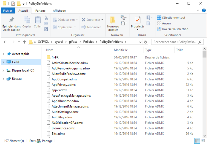 Répertoire PolicyDefinitions est ouvert sur l'onglet Accueil. Dans la liste à gauche, Ce PC est sélectionné. A droite en haut de la liste il y a le répertoire de la langue définie sur les machines (fr-FR), suivi par les fichiers ADMX.