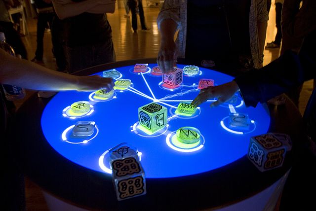 https://upload.wikimedia.org/wikipedia/commons/thumb/e/e3/Reactable_Multitouch.jpg/640px-Reactable_Multitouch.jpg