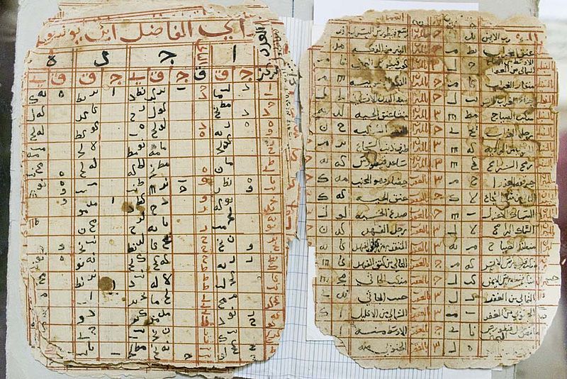 Tables d'astronomie dans les manuscrits de Tombouctou (source, https://upload.wikimedia.org/wikipedia/commons/thumb/3/39/Timbuktu-manuscripts-astronomy-tables.jpg/800px-Timbuktu-manuscripts-astronomy-tables.jpg)