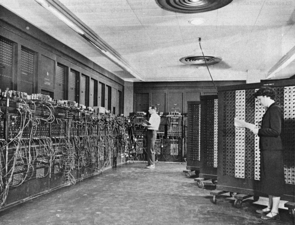 ENIAC (source, https://upload.wikimedia.org/wikipedia/commons/thumb/4/4e/Eniac.jpg/1200px-Eniac.jpg)