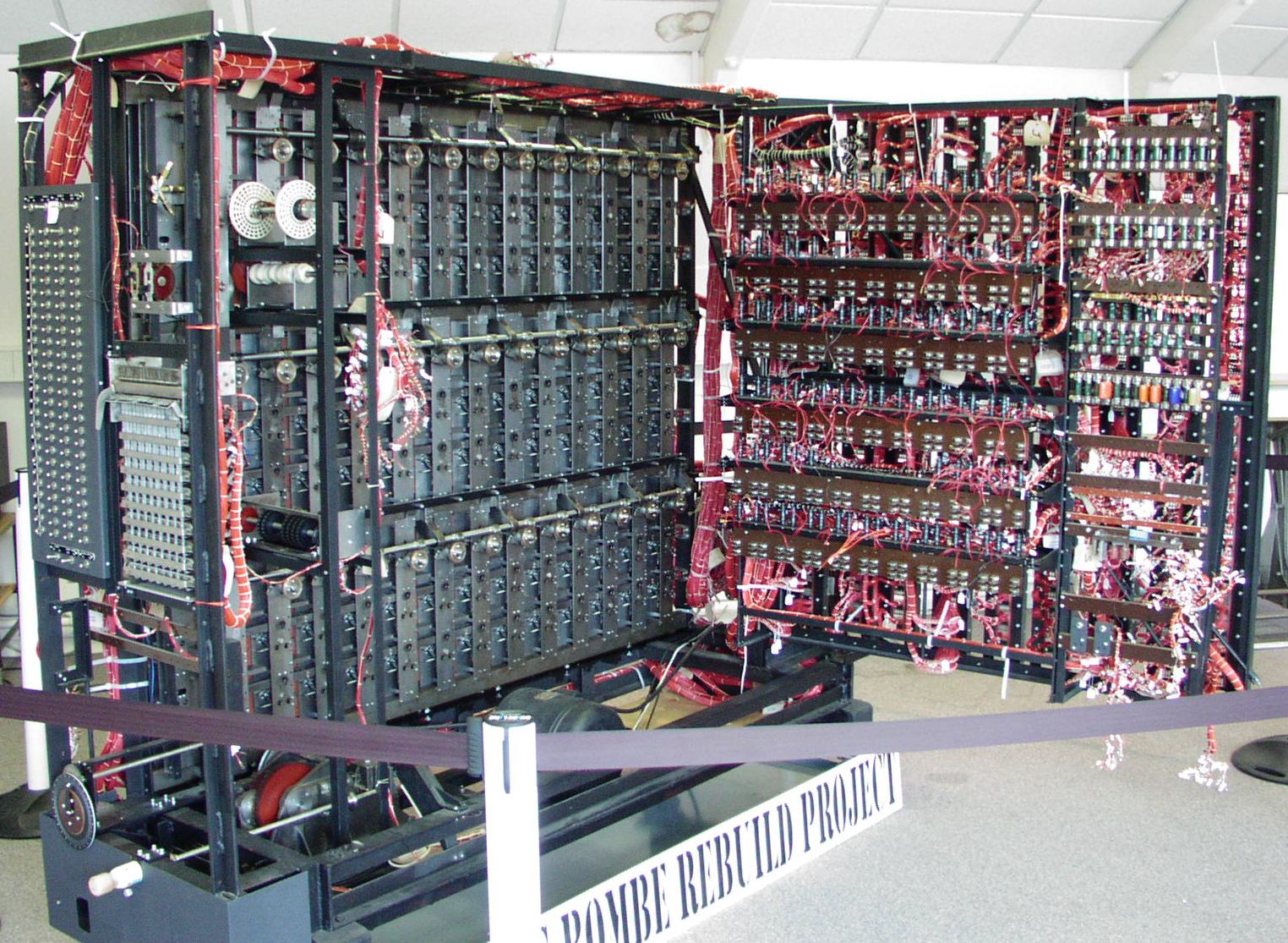 Reconstitution de la bombe de Turing (source, https://upload.wikimedia.org/wikipedia/commons/5/5c/Bombe-rebuild.jpg)