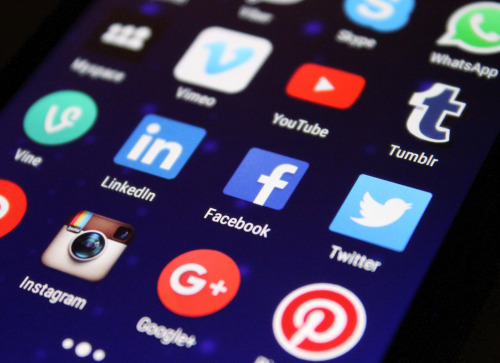 Aperçu d'un écran de smartphone montrant plusieurs applications mobiles de réseaux sociaux