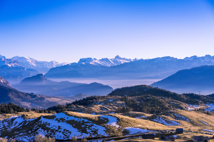 Crédit : Hugues de Buyer-Mimeure.  Paysage de montagne enneigé