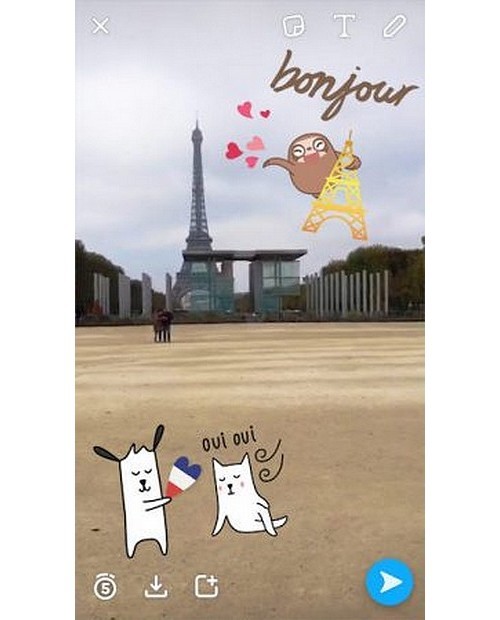 Exemple d'un Snap réalisé par BFMTV où l'on voit la tour Eiffel et des stikers apposés sur la photo. Source : bfmtv