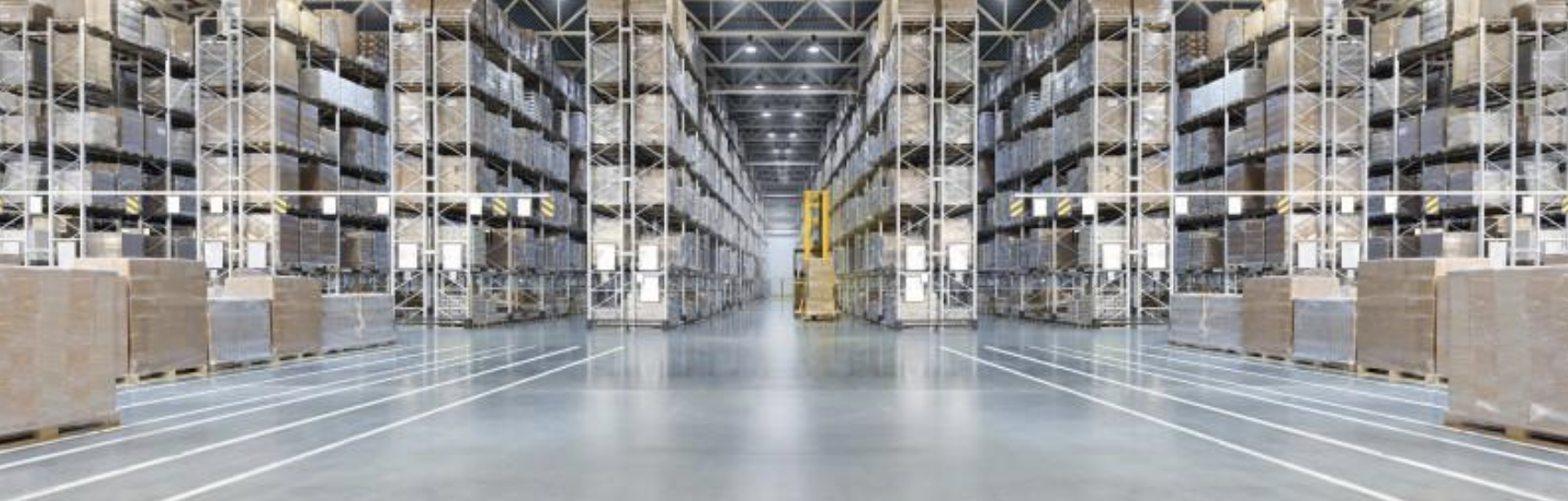 Allées d'un entrepôt de stockage