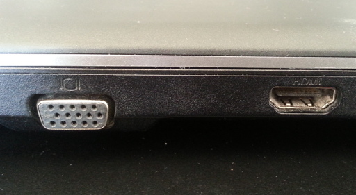 Photo des port VGA et HDMI sur un ordinateur portable