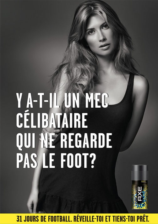 Photo d'une femme en noir et blanc, en arrière plan. Titre : Y-a-t-il un mec célibataire qui ne regarde pas le foot ? Sous-titre : 31 jours de football, réveille-toi et tiens-toi prêt.