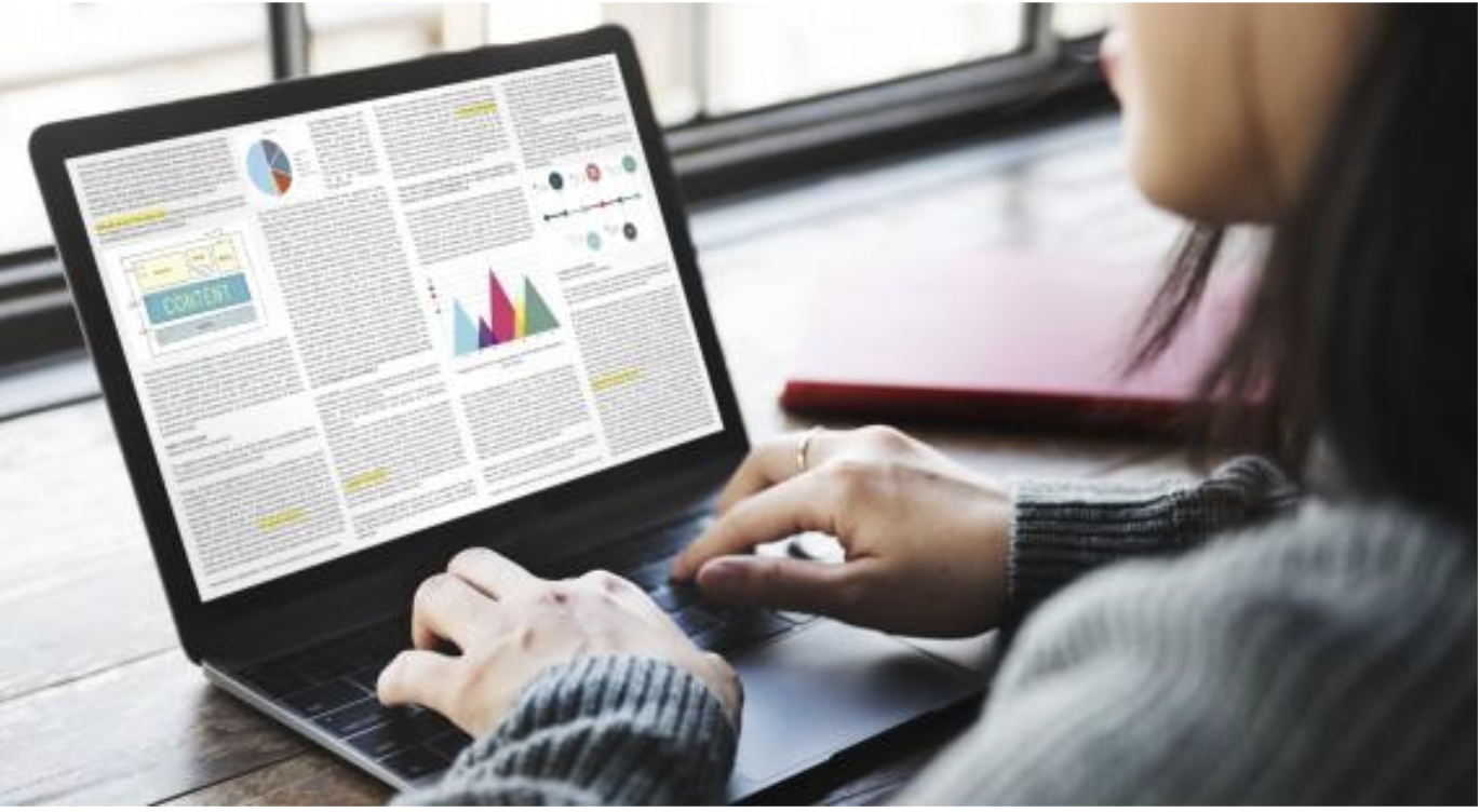 Une femme tape un document sur son ordinateur