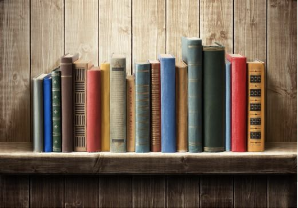 Une étagère de livres de différentes tailles, couleurs et longueurs