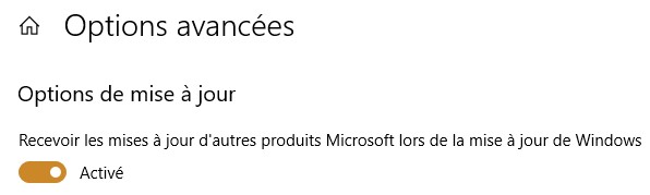 en cliquant sur Options avancées puis en activant l’option permettant de « recevoir les mises à jour d’autres produits Microsoft lors de la mise à jour de Windows ».