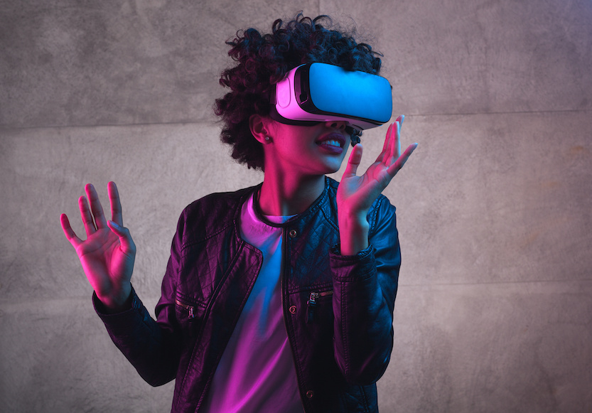 Photo d'une femme portant un casque de réalité virtuelle.