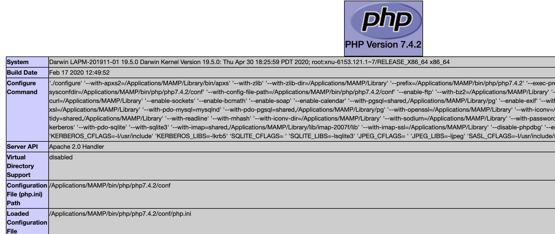 Résultat du script contenant l'instruction  phpinfo() : Sur cette capture d'écran on peut voir la version de PHP utilisée (PHP 7.4.2) ; le type de serveur web (ici Apache) ; et la localisation du (ou des fichiers) de configuration pour PHP.