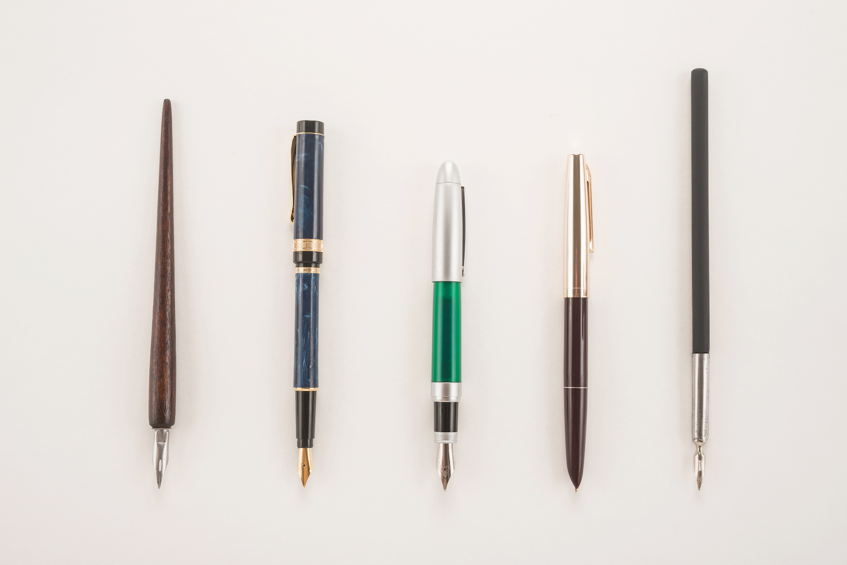 Photos de stylos plumes posés sur une table
