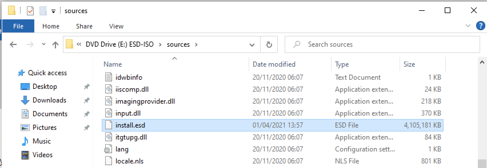A screenshot of the files in the source folder the file install.esd is highlighted