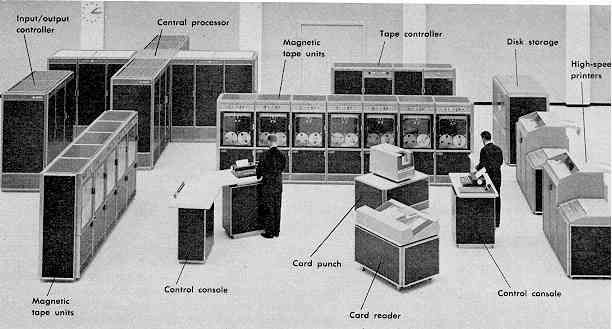 Cette image en noir et blanc montre un ordinateur qui prend la place d'une pièce entière. Il est séparé en différents blocs qui ont chacun une fonction propre.