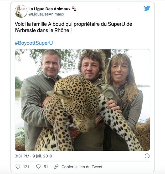 Tweet d’un internaute partageant la photo d’un safari effectué par les managers d’un Super U situé dans le Rhône, tenant dans leurs bras le cadavre d’un guépard.