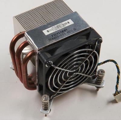 Un dissipateur thermique avec un ventilateur. Source : Hannes Grobe, Creative Commons Attribution-Share Alike 4.0 International