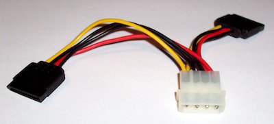 Câble répartiteur d’alimentation Molex vers SATA x 2. Domaine public