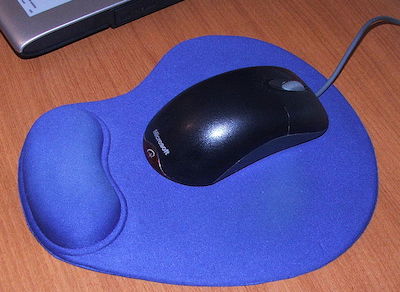 Tapis de souris avec repose-poignet. Source : Ale2006, Creative Commons Attribution-Share Alike 3.0 Unported