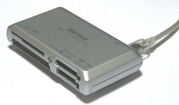 Lecteur de carte mémoire USB. Source : Qurren, Creative Commons Attribution-Share Alike 3.0 Unported