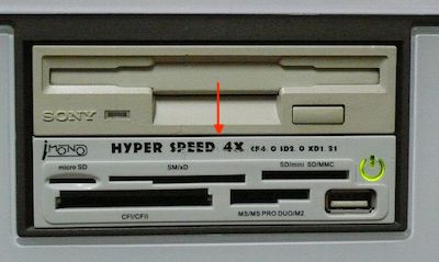 Lecteur de cartes mémoire (en bas) monté dans un emplacement de disquettes 3.5”