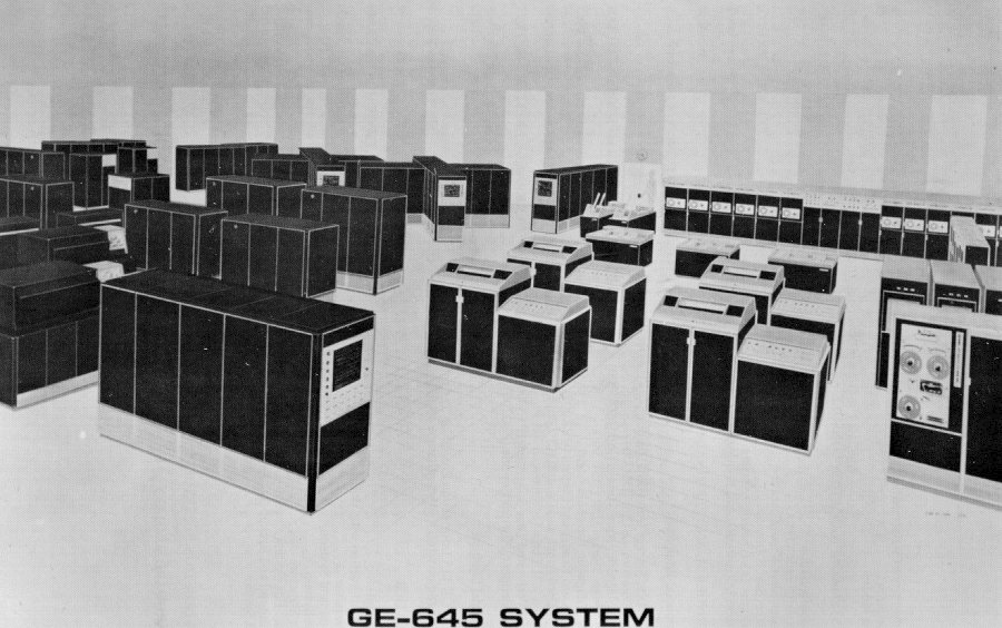 Ce schéma montre un seul ordinateur GE-645 de 1968 de General Electric qui prend l'espace d'une pièce entière.