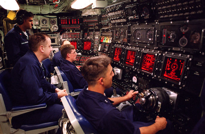 Le centre de commande d'un sous-marin avec des indicateurs et des boutons partout