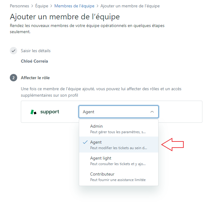 L'onglet Ajouter un membre de l'équipe est affiché. Dans la première section, on saisit les détails du nouveau membre. Dans la deuxième section, on lui affect un rôle. Les options disponibles sont Admin, Agent, Agent light et Contributeur. Une flèc