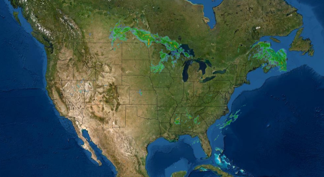 Une photo montre une image satellite des États-Unis avec une superposition des zones de précipitations.