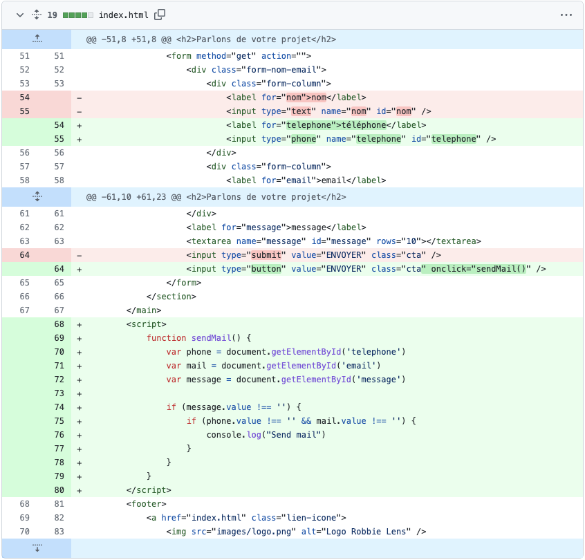 Git met en avant différentes versions du code en montrant en vert le code qui a été rajouté et en rouge le code qui a été supprimé. On peut voir en vert la fonction sendMail, entre des balises script.