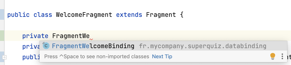 Capture d’écran d'Android Studio sur la classe WelcomeFragment, dans laquelle il est saisi pour le moment “private FragmentWe”. On voit que la fenêtre d’autocomplétion d'Android Studio propose directement le nom de la classe correspondante.