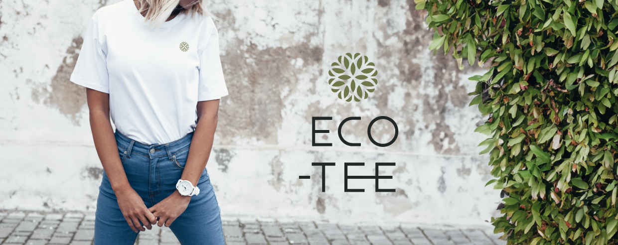 Bannière avec une femme portant un t-shirt de la marque fictive EcoTee. Elle est dans la rue, face à un mur et un arbre, dans la partie droite de l'image