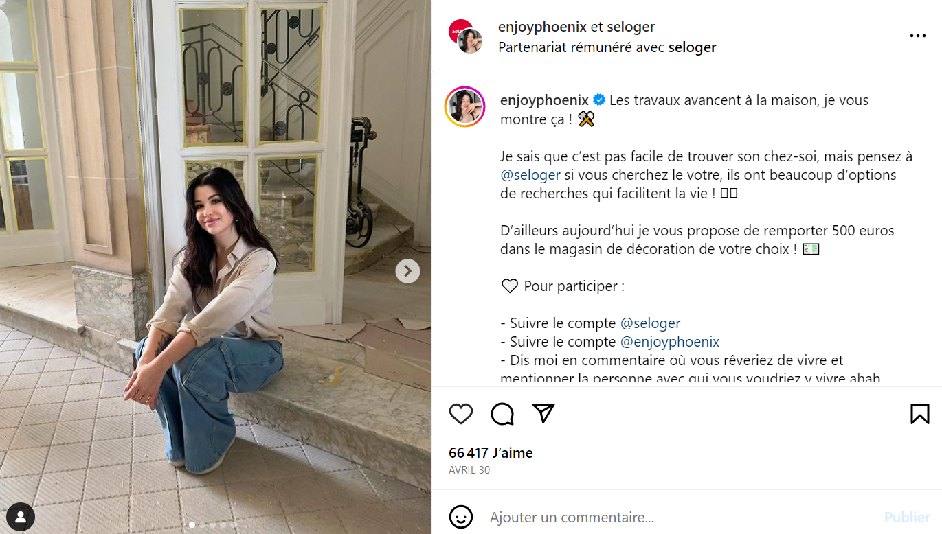 Visuel d'une publication Instagram où l'on voit à gauche une femme assise sur une marche et à droite les commentaires des socionautes.
