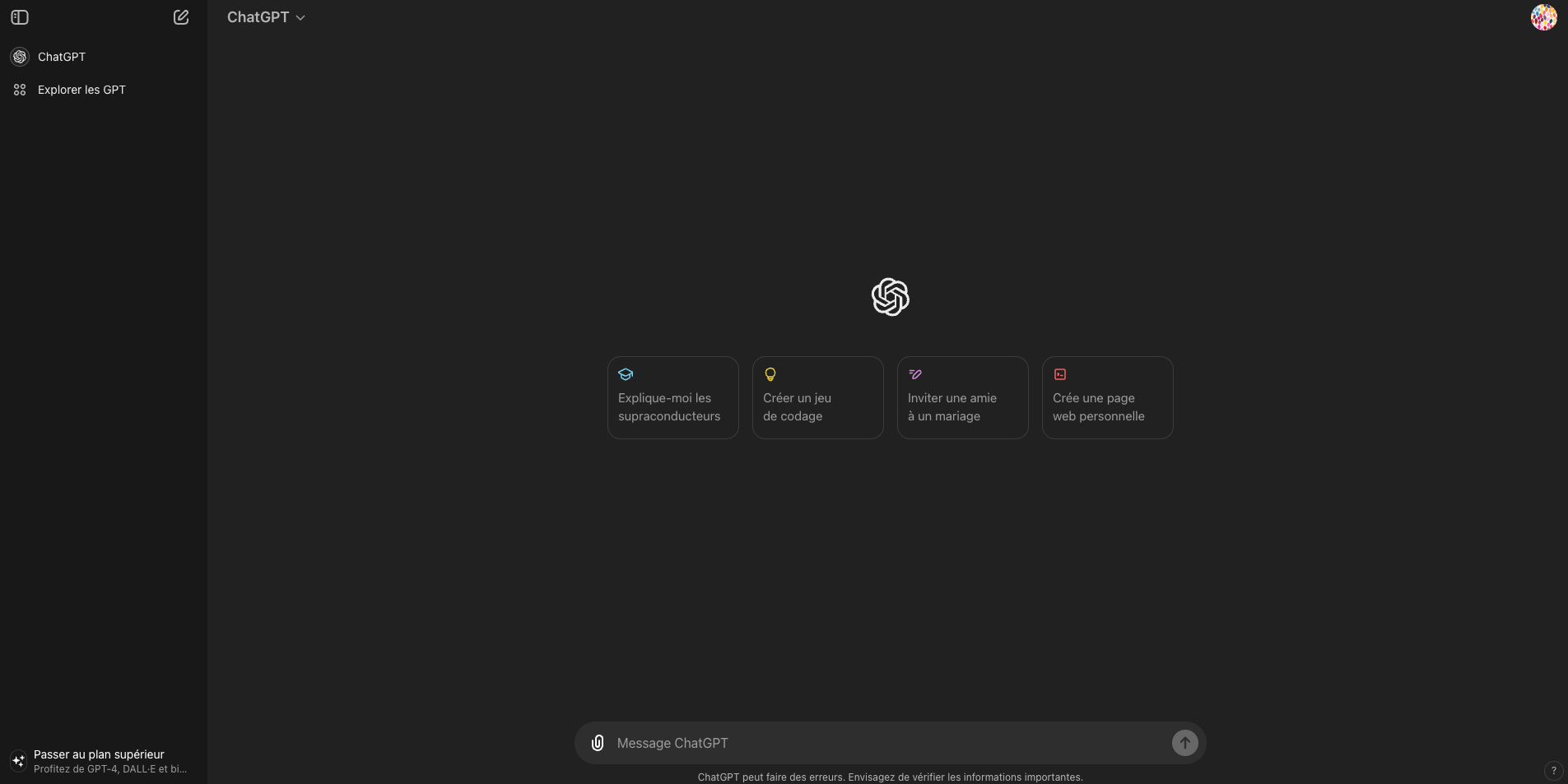 En haut à gauche (ChatGPT et Explorer les GPT) et en bas de l'écran (Message ChatGPT), où on peut démarrer une nouvelle conversation. Au centre figurent des précisions sur les capacités de ChatGPT, ce qu'il est capable de faire.