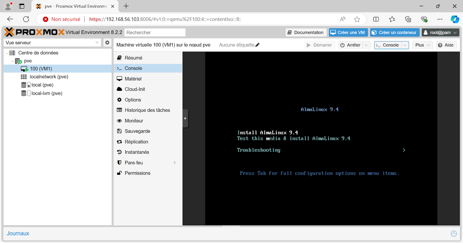 Capture d'écran de la virtual machine. Dans le panneau latéral nous avons dans PVE, 100 (VM1) et nous voyons le console ouvert, avec Alma Linux 9.4 affiché.