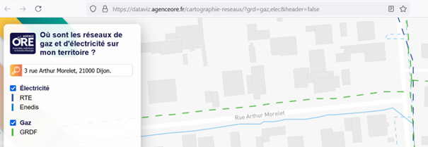 Capture d'écran d'une carte interactive montrant une rue. Un encadré à gauche indique l'adresse et permet de sélectionner des options pour afficher les réseaux d'électricité (RTE, Enedis) et de gaz (GRDF).