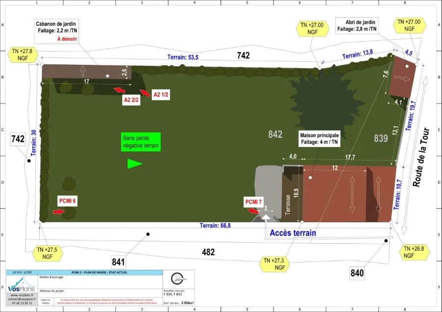 Plan de masse d’un terrain avec cabanons, maison principale et accès indiqué. Zones de terrain en pente, arbres et constructions existantes annotés avec mesures et niveaux de référence.