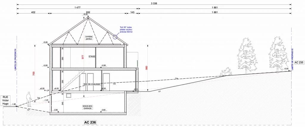 Plan en coupe d’une maison à deux étages avec sous-sol et combles. Le terrain en pente est illustré, avec mesures de hauteur et détails des niveaux, toiture inclinée en tuiles et arbres en arrière-plan.