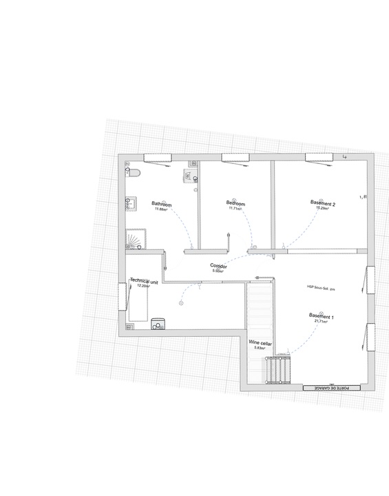 Plan d'un sous-sol comprenant un couloir central, deux caves, une salle technique, une salle de bain, et un cellier à vin. Les dimensions de chaque pièce sont indiquées, avec flèches illustrant les circulations possibles.