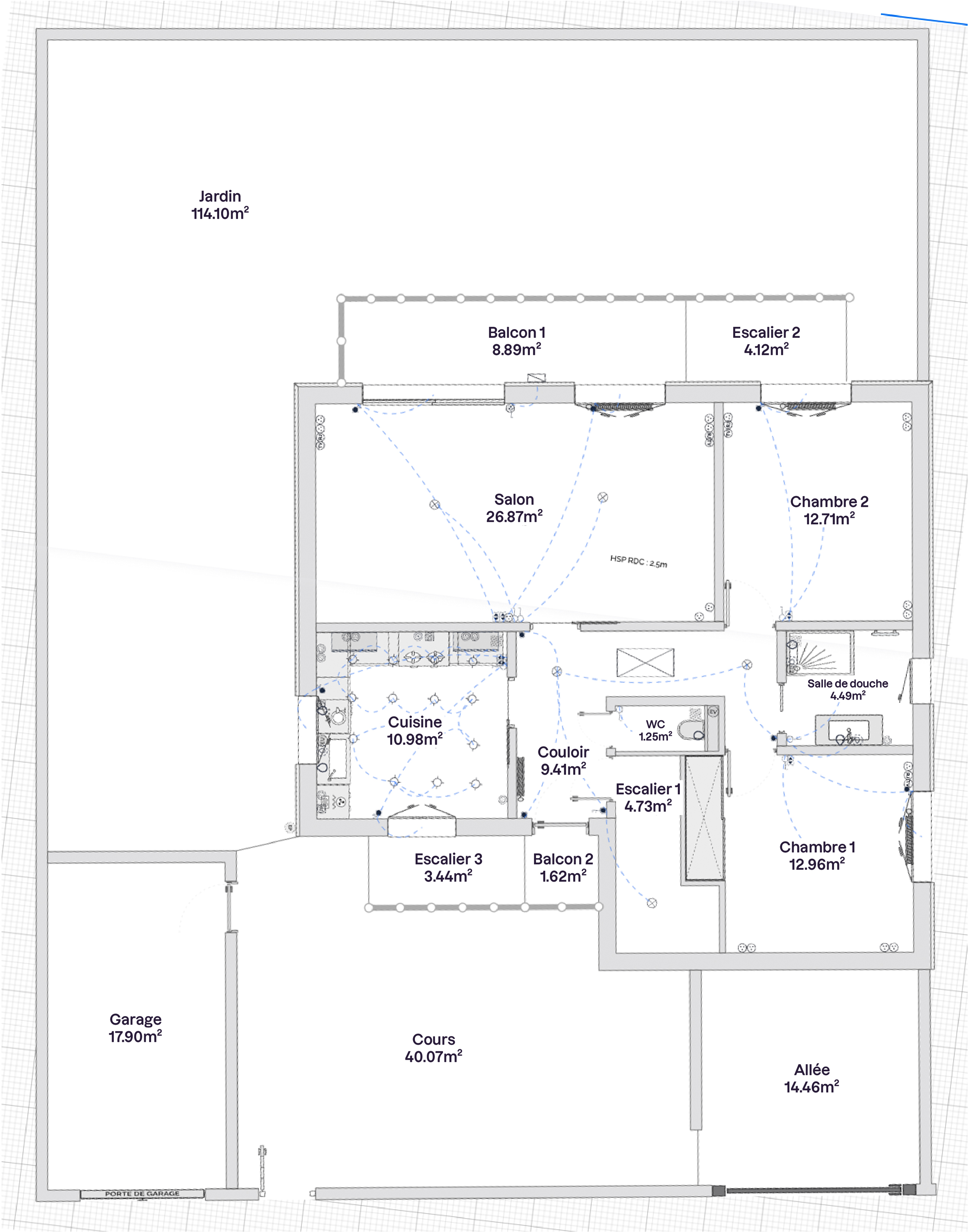 Plan d’un niveau avec jardin, garage, cour et allée. Intérieur : salon, cuisine, deux chambres, salle de douche, WC, couloir, deux escaliers et deux balcons. Les dimensions sont précises et annotées.