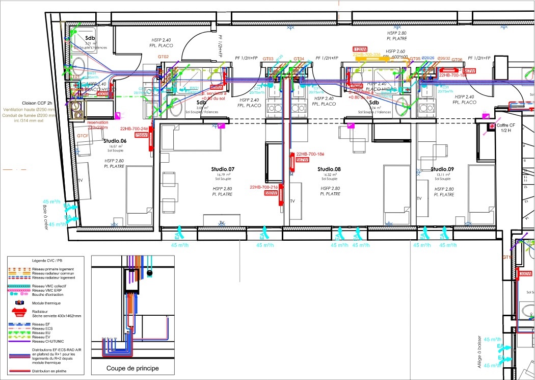 Plan d'étage pour studios. Réseaux CVC : ventilation (débit 45 m³/h), chauffage et eau chaude. Légende colorée pour les circuits. Annotations des dimensions, matériaux (plâtre, sol souple) et équipements (Sdb, TV).