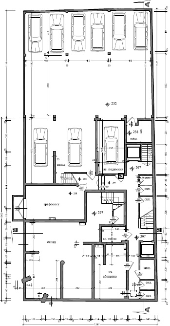 Plan d’un niveau avec parking pour plusieurs voitures, locaux techniques et rangement. Inclut escaliers, ascenseur, et accès principaux. Dimensions des espaces et emplacements annotés pour une circulation optimisée.