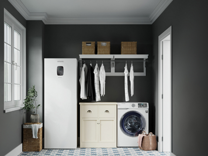 Photographie d'une chaudière au sol installée dans une buanderie