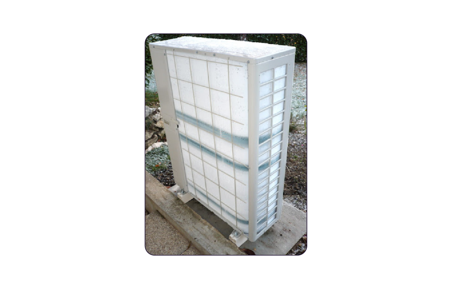 Photographie d'une unité extérieure avec du givre