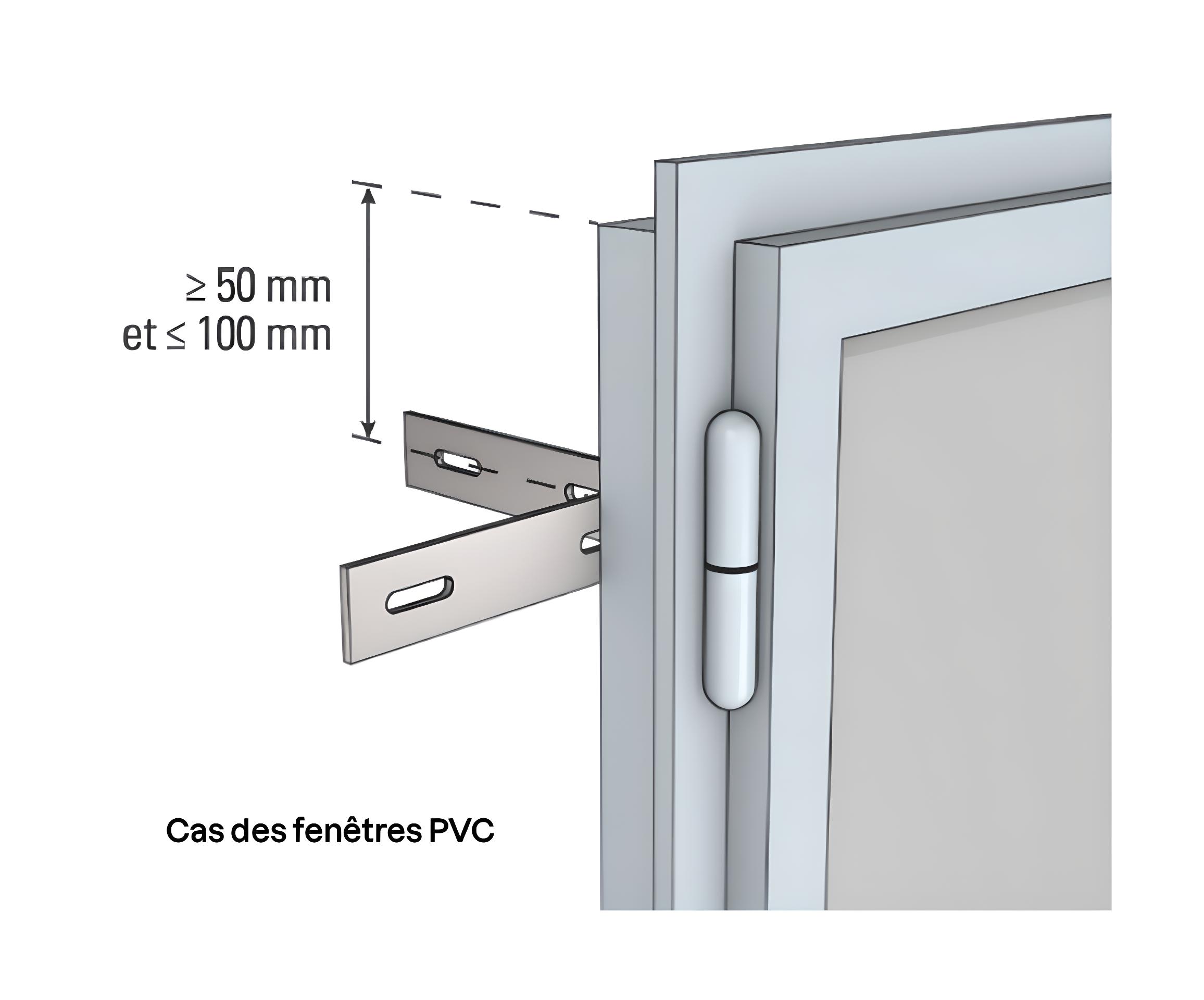 Gros plan sur une fixation de fenêtre PVC avec patte d’ancrage métallique, positionnée entre 50 mm et 100 mm de l’angle supérieur selon les règles de pose.