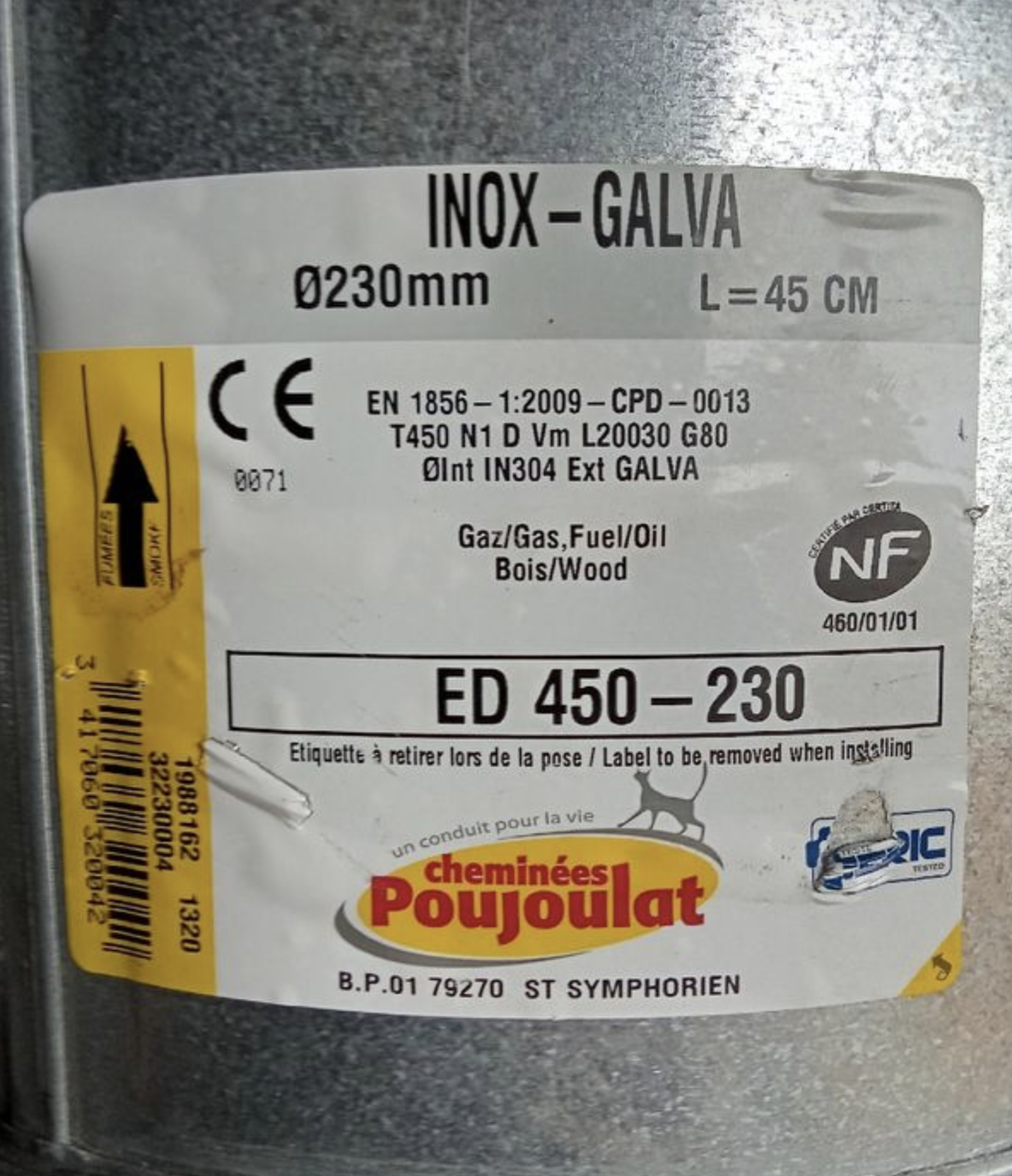 Étiquette d’un conduit de fumée Poujoulat en inox-galva, diamètre 230 mm, longueur 45 cm, certifié CE et NF, compatible gaz, fioul, bois. Modèle ED 450–230, norme EN 1856-1 : 2009.