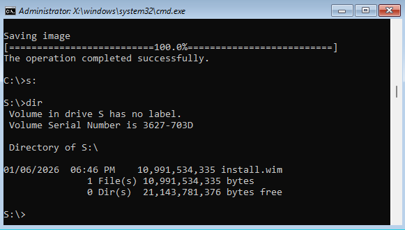 Rufus window showing Windows installation customization options and a warning that the contents of the 32 GB USB drive will be erased.