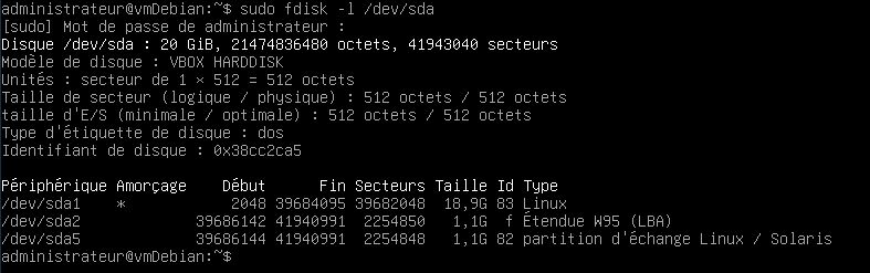 Capture d'écran du terminal affichant le résultat de la commande sudo fdisk -l /dev/sda. On y distingue le type de table de partitions, la taille du disque ainsi qu'un tableau récapitulant les partitions présentes et leurs caractéristiques.
